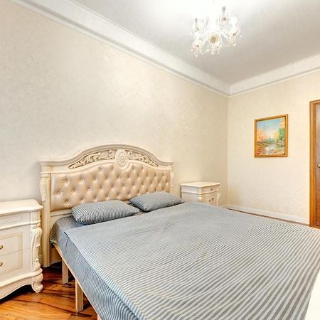 Apartments With 3 Rooms Near Palace Ukraine Kiev Buitenkant foto