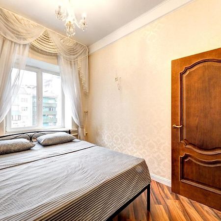 Apartments With 3 Rooms Near Palace Ukraine Kiev Buitenkant foto