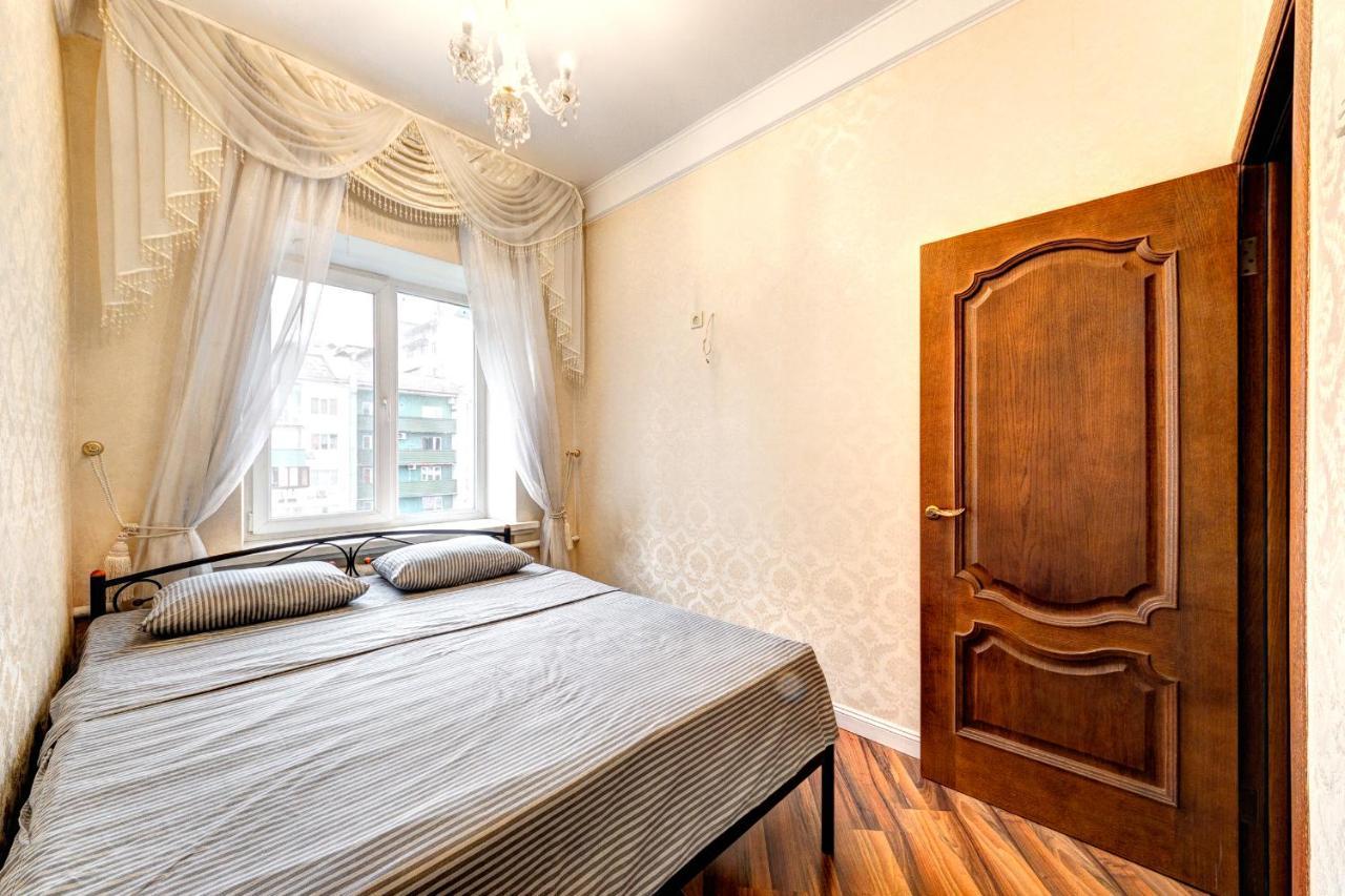 Apartments With 3 Rooms Near Palace Ukraine Kiev Buitenkant foto