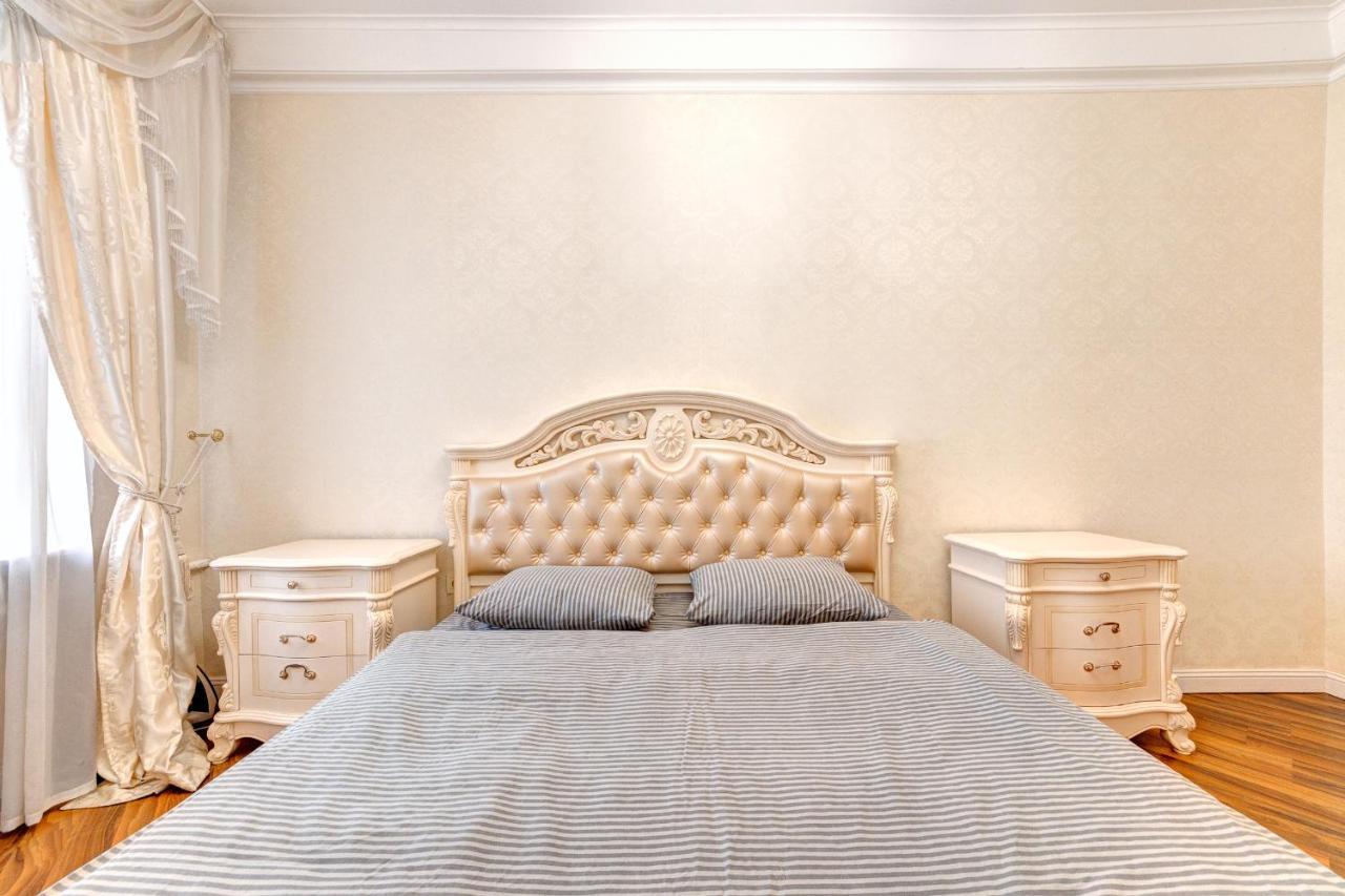 Apartments With 3 Rooms Near Palace Ukraine Kiev Buitenkant foto