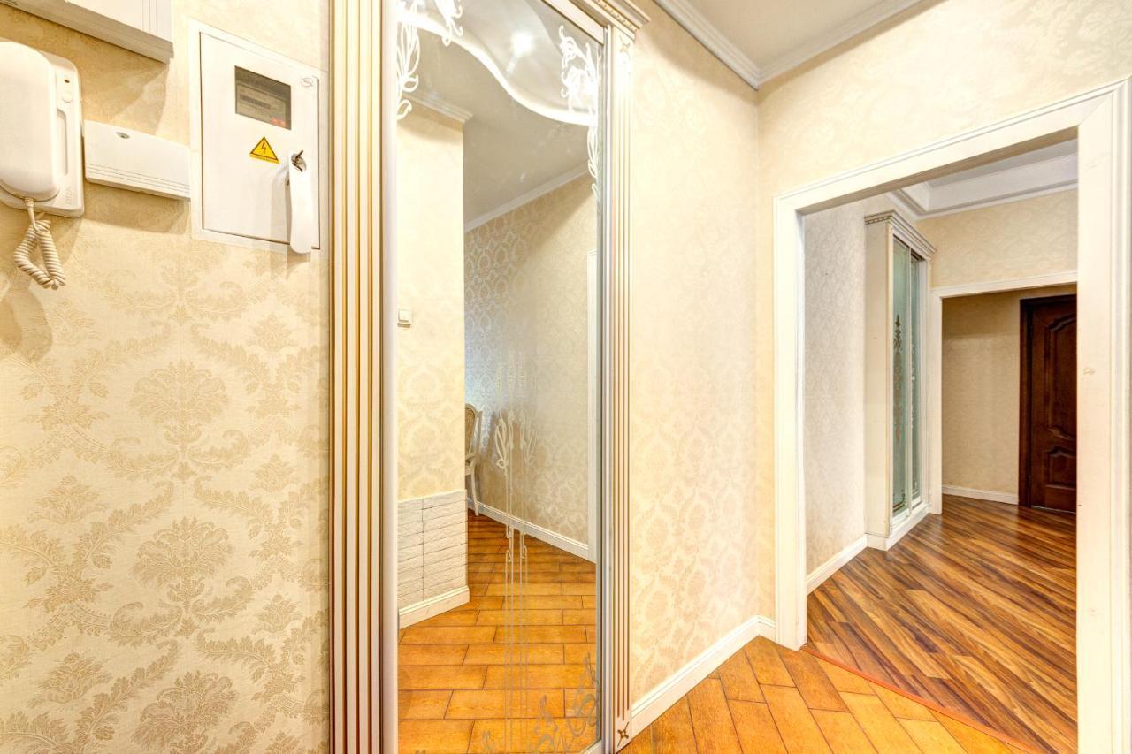 Apartments With 3 Rooms Near Palace Ukraine Kiev Buitenkant foto