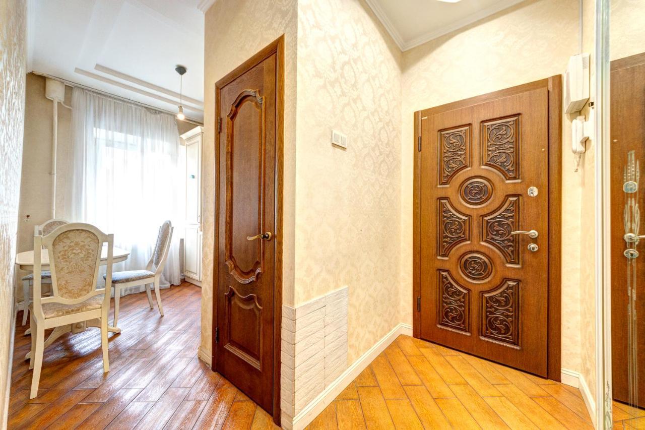 Apartments With 3 Rooms Near Palace Ukraine Kiev Buitenkant foto